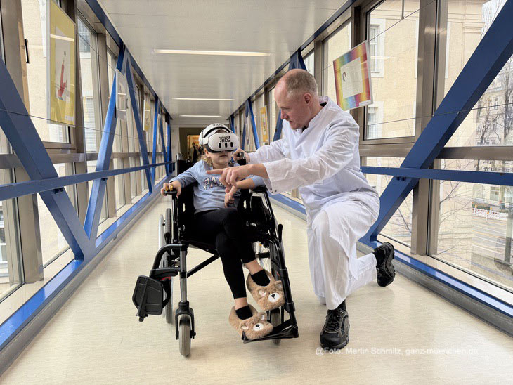Prof. Jan Gödeke, stellvertretender Klinikdirektor der Kinderchirurgie und Professor für digitale Transformation mit der Mixed-Reality-App „FrédARico RIDE“ unterwegs in der Klink (©Foto: Martin Schmitz) 